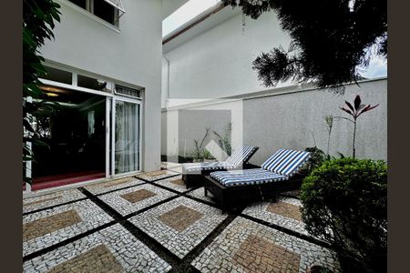Quintal de casa à venda com 4 quartos, 300m² em Granja Julieta, São Paulo