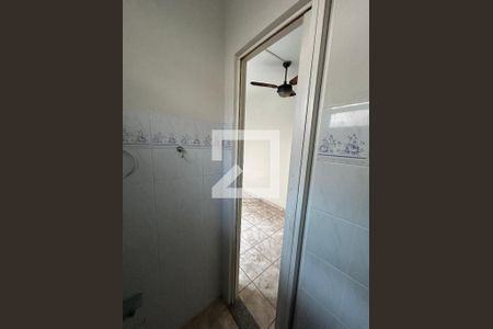 Banheiro de kitnet/studio para alugar com 1 quarto, 13m² em Bento Ribeiro, Rio de Janeiro