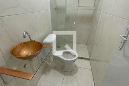Banheiro de apartamento para alugar com 1 quarto, 50m² em Jardim Vinte E Cinco de Agosto, Duque de Caxias