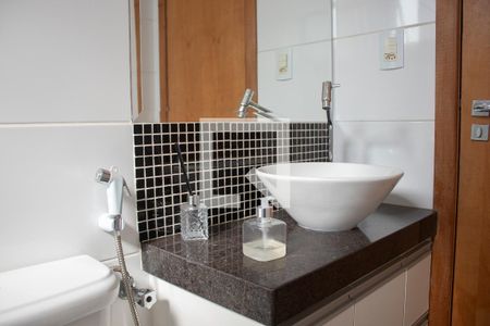 Banheiro de apartamento à venda com 3 quartos, 72m² em Ana Lúcia, Belo Horizonte