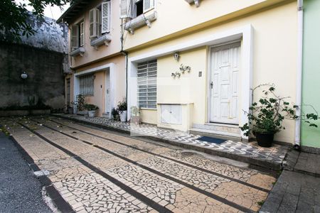 Garagem de casa à venda com 4 quartos, 110m² em Pari, São Paulo