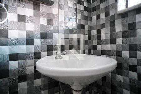 Banheiro de casa para alugar com 1 quarto, 75m² em Vila Guilhermina, São Paulo