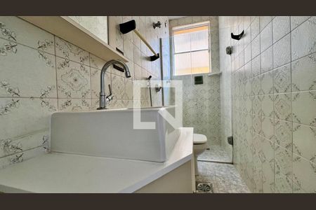 Banheiro de apartamento à venda com 1 quarto, 49m² em Floresta, Belo Horizonte