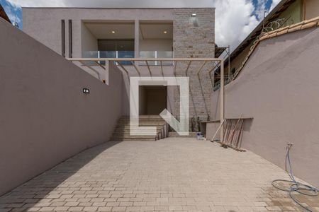Garagem de casa à venda com 3 quartos, 108m² em Santa Rosa, Belo Horizonte