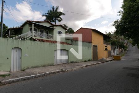 Fachada de casa à venda com 3 quartos, 560m² em Céu Azul, Belo Horizonte
