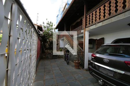 Garagem de casa à venda com 5 quartos, 250m² em Coração Eucarístico, Belo Horizonte