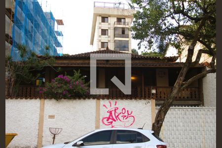 Fachada de casa à venda com 5 quartos, 250m² em Coração Eucarístico, Belo Horizonte