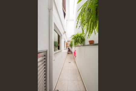 Corredor Lateral de casa à venda com 4 quartos, 272m² em Jardim Roberto, Osasco
