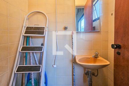 Banheiro de Serviço de apartamento para alugar com 3 quartos, 70m² em Tortuga, Guarujá