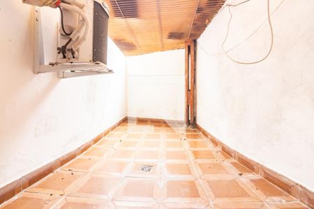 Quintal de casa à venda com 3 quartos, 110m² em Jardim das Flores, Osasco