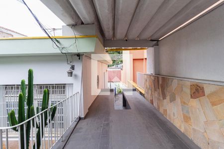 Garagem de casa à venda com 6 quartos, 141m² em Vila Campesina, Osasco