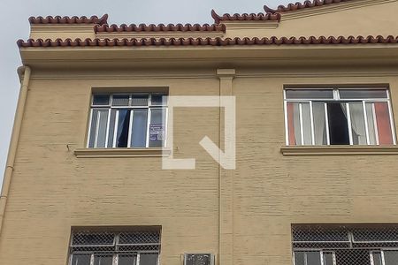 Fachada + Placa de apartamento para alugar com 2 quartos, 70m² em Cordovil, Rio de Janeiro