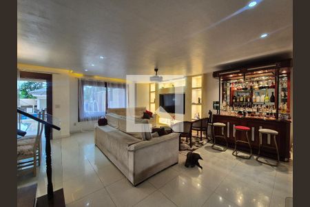 Sala de casa de condomínio para alugar com 4 quartos, 350m² em Recreio dos Bandeirantes, Rio de Janeiro