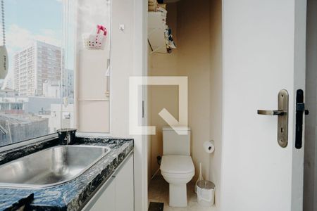 Banheiro de Serviço de apartamento à venda com 2 quartos, 76m² em Floresta, Porto Alegre