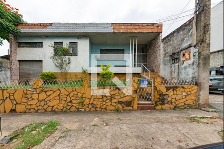 Placa de vende instalada na fachada do prédio (GANU-151) de casa à venda com 3 quartos, 360m² em Califórnia, Belo Horizonte