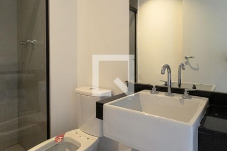 Banheiro de kitnet/studio para alugar com 1 quarto, 25m² em Indianópolis, São Paulo