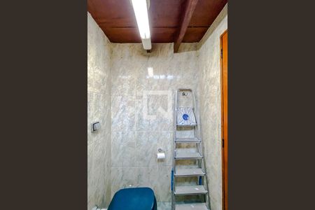 Banheiro de serviço de casa à venda com 3 quartos, 270m² em Vila Canero, São Paulo