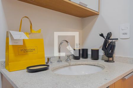 Banheiro de apartamento para alugar com 1 quarto, 27m² em Pinheiros, São Paulo