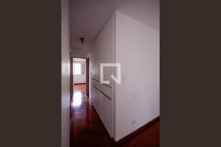 Corredor de acesso aos quartos de apartamento para alugar com 3 quartos, 86m² em Vila Gumercindo, São Paulo