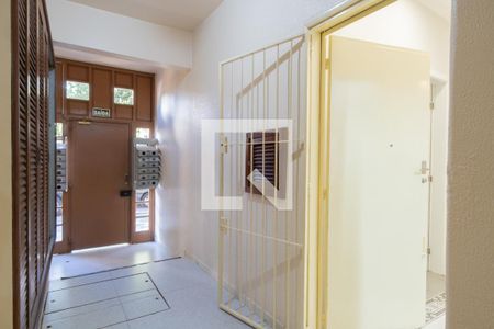 Entrada de apartamento à venda com 1 quarto, 70m² em Azenha, Porto Alegre