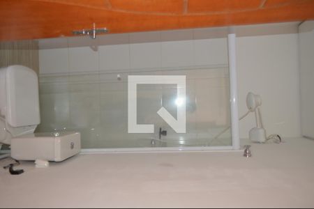 Banheiro de kitnet/studio para alugar com 1 quarto, 28m² em Mirandópolis, São Paulo