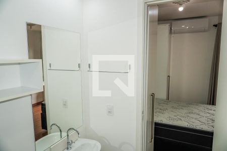 Banheiro de kitnet/studio para alugar com 1 quarto, 26m² em Pinheiros, São Paulo