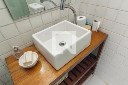 Banheiro do Salão de Festas de casa à venda com 3 quartos, 350m² em Pacaembu, São Paulo
