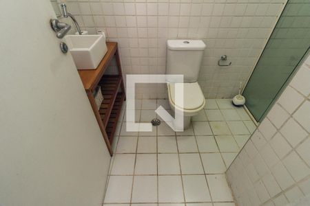 Banheiro do Salão de Festas de casa à venda com 3 quartos, 350m² em Pacaembu, São Paulo