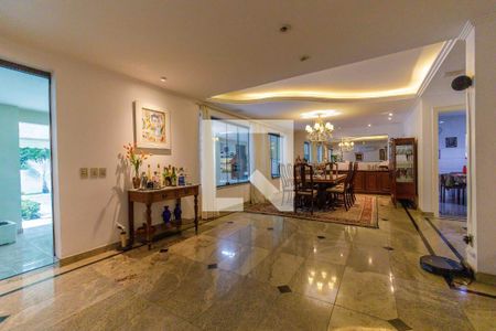 Sala de casa de condomínio para alugar com 4 quartos, 600m² em Barra da Tijuca, Rio de Janeiro