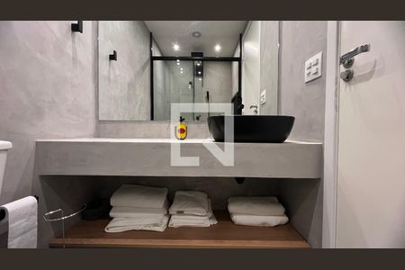 Banheiro de kitnet/studio para alugar com 1 quarto, 28m² em Pinheiros, São Paulo