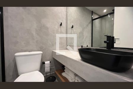 Banheiro de kitnet/studio para alugar com 1 quarto, 28m² em Pinheiros, São Paulo