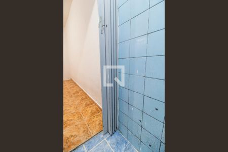 Banheiro de kitnet/studio para alugar com 1 quarto, 20m² em Parque Roseira, Carapicuíba