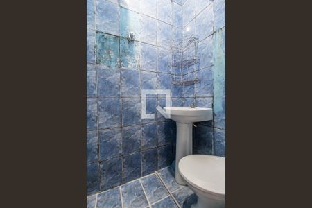 Banheiro de kitnet/studio para alugar com 1 quarto, 20m² em Parque Roseira, Carapicuíba