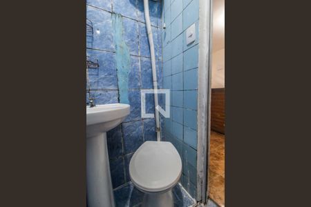 Banheiro de kitnet/studio para alugar com 1 quarto, 20m² em Parque Roseira, Carapicuíba