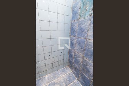 Banheiro de kitnet/studio para alugar com 1 quarto, 20m² em Parque Roseira, Carapicuíba