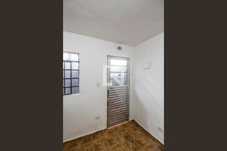 Entrada de kitnet/studio para alugar com 1 quarto, 20m² em Parque Roseira, Carapicuíba