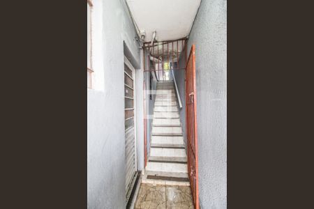 Escada de kitnet/studio para alugar com 1 quarto, 20m² em Parque Roseira, Carapicuíba