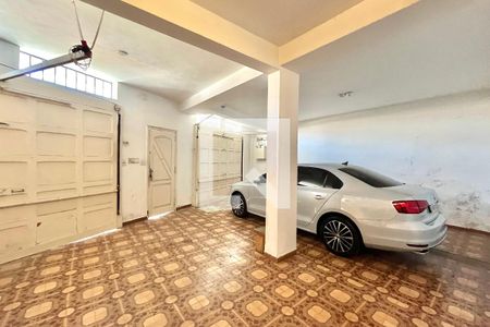 Garagem de casa à venda com 4 quartos, 250m² em Cidade Domitila, São Paulo