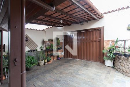 Garagem 1 de casa à venda com 3 quartos, 400m² em Santa Cruz, Belo Horizonte