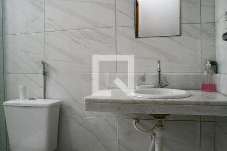 Banheiro de apartamento para alugar com 2 quartos, 48m² em Nova Mirim, Praia Grande