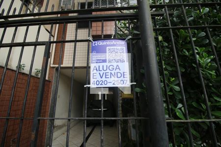 Fachada do Prédio e Placa de apartamento à venda com 3 quartos, 70m² em Vila da Penha, Rio de Janeiro