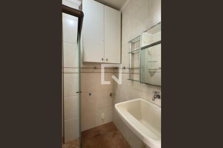 Banheiro de kitnet/studio para alugar com 1 quarto, 33m² em Boqueirão, Praia Grande
