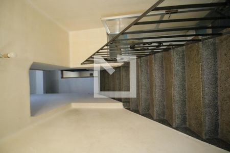 Escada de acesso 2º piso de casa à venda com 4 quartos, 360m² em Penha, Rio de Janeiro