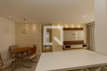 Cozinha de apartamento para alugar com 2 quartos, 68m² em Jardim Tupanci, Barueri