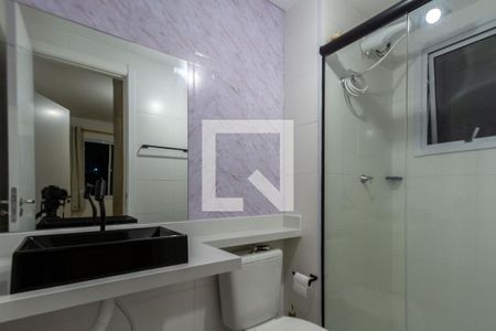 Banheiro de apartamento para alugar com 1 quarto, 28m² em Parque Maria Helena, São Paulo