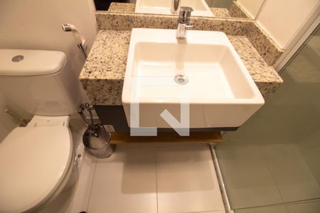Banheiro de kitnet/studio para alugar com 1 quarto, 25m² em Jardim das Acacias, São Paulo