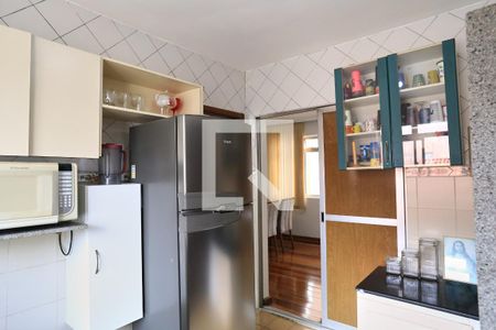 Cozinha de apartamento à venda com 3 quartos, 80m² em Sagrada Família, Belo Horizonte