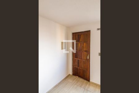 Entrada de apartamento para alugar com 2 quartos, 54m² em Jardim Maria Beatriz, Carapicuíba