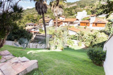 Quintal de casa de condomínio à venda com 3 quartos, 308m² em Vale das Araras, Nova Lima