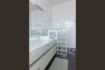 Banheiro da Suíte de casa de condomínio à venda com 3 quartos, 308m² em Vale das Araras, Nova Lima